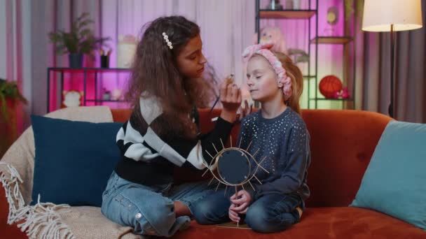 Дитина Підліток Допомагає Або Вчить Робити Макіяж Обличчя Своїм Маленьким — стокове відео