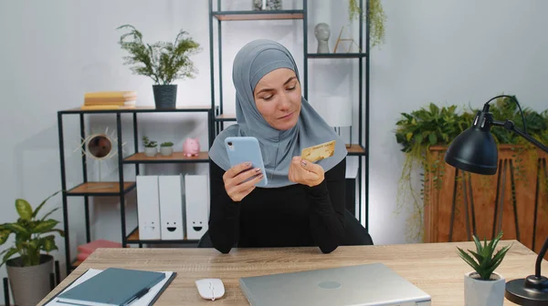 Desarrollador Software Programadora Empresaria Hijab Trabajando Haciendo Compras Pago Línea —  Fotos de Stock