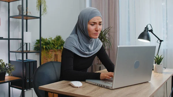 Mujer Negocios Programador Desarrollador Software Hijab Trabajando Ordenador Portátil Pierde —  Fotos de Stock