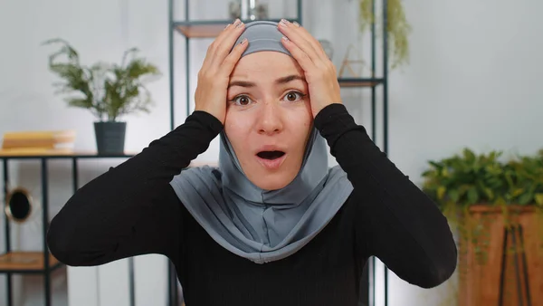 Aman Tanrım Vay Canına Heyecanlı Genç Müslüman Kadını Başörtüsü Takmış — Stok fotoğraf