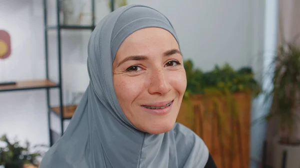 Retrato Feliz Calma Joven Musulmana Mujer Negocios Con Hijab Pañuelo —  Fotos de Stock