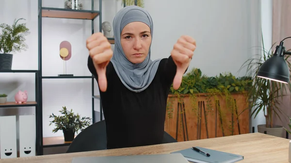 Подобається Молода Мусульманська Ділова Жінка Одягнена Хіджаб Показує Великі Пальці — стокове фото