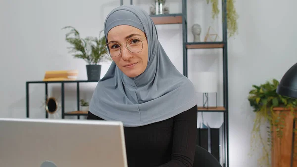 Mujer Negocios Hijab Mirando Cámara Después Terminar Trabajo Computadora Portátil —  Fotos de Stock