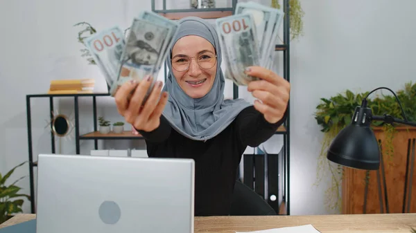 Rica Mujer Negocios Musulmana Hiyab Ondeando Billetes Dinero Efectivo Dólares —  Fotos de Stock