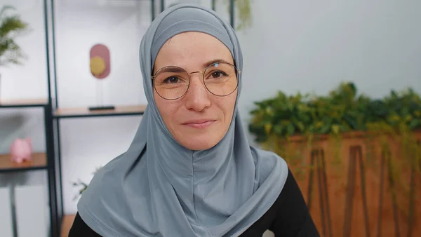 Портрет Щасливої Спокійної Молодої Мусульманської Ділової Жінки Яка Носить Хіджаб — стокове фото