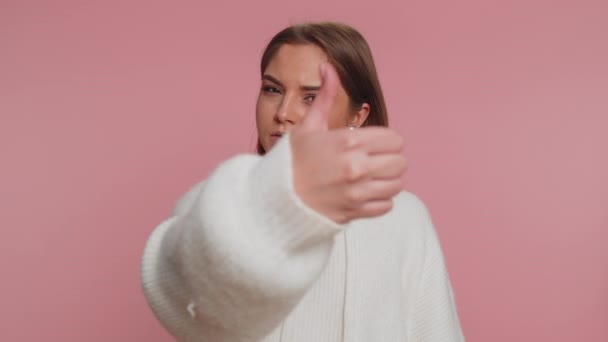 Niechęć Zdenerwowana Nieszczęśliwa Urocza Kobieta Swetrze Pokazująca Kciuki Dół Znak — Wideo stockowe