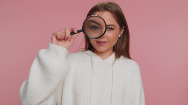 Forskare Forskare Forskare Kvinna Som Håller Förstoringsglas Nära Ansiktet Tittar — Stockvideo