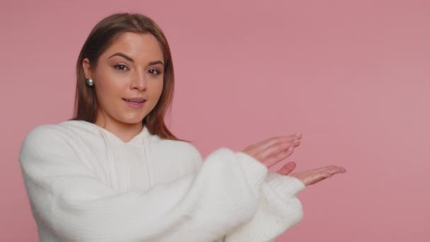 Wanita Cantik Dalam Sweater Menunjukkan Jempol Atas Dan Menunjuk Tempat — Stok Video