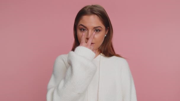 Estoy Observando Mujer Caucásica Suéter Blanco Apuntando Sus Ojos Cámara — Vídeo de stock