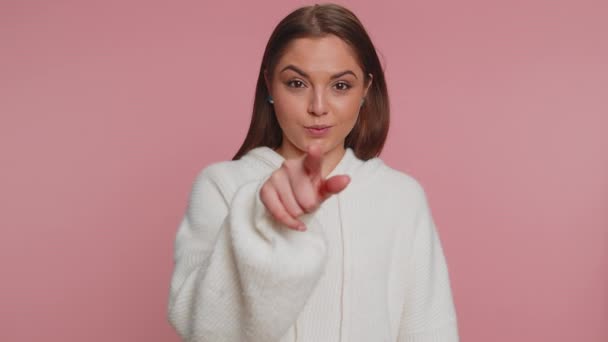 Oye Joven Mujer Bonita Suéter Blanco Casual Sonriendo Con Entusiasmo — Vídeo de stock