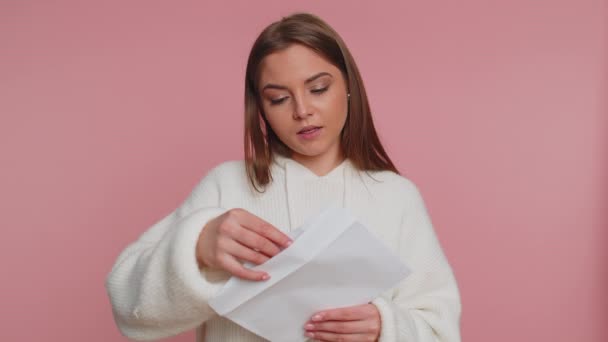 Junge Hübsche Studentin Öffnet Umschlag Herausnehmen Brief Liest Fühlen Sich — Stockvideo