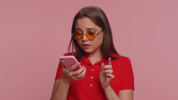 Hipster Kvinna Röd Shirt Använder Mobiltelefon Skriva Bläddra Förlorar Blir — Stockvideo