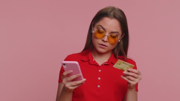 Sincère Jolie Cliente Utilisant Une Carte Bancaire Crédit Smartphone Lors — Video