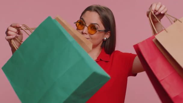 Mulher Turística Feliz Shirt Vermelha Mostrando Sacos Compras Descontos Publicitários — Vídeo de Stock