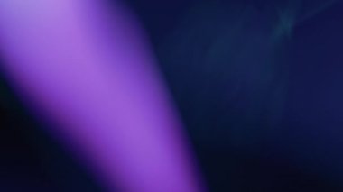 Çok renkli ışık siyah arkaplanda 4K görüntü sızdırıyor. Stüdyoda gaz sızıntısı var. Doğal aydınlatma ışınları bokeh etkisi. Çekimlerinizi birleştirmek, videoyu biçimlendirmek, geçişlerinizi