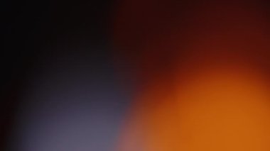 Işık sızıntısı 4K görüntüsü. Lens parlaklığı bokeh örtüleri, yanan alev arka planı. Görüntülerinizi birleştirmek, videoyu biçimlendirmek, dönüşümleri sağlamak için. Odaklanmış lamba flaş ışını etkisi. Işık titreşimleri ve ışıltı