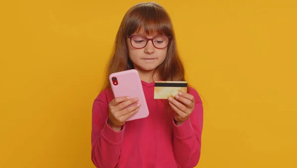 Young Preteen Child Girl Kid Using Credit Bank Card Smartphone — Stockfoto