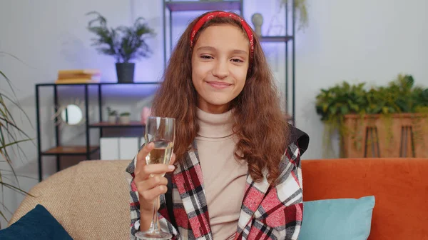 Vreugdevolle Tiener Kind Kind Houden Glas Champagne Juichen Drinken Vieren — Stockfoto