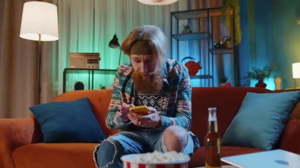 Hippie Man Använder Mobiltelefon Skriva Bläddra Säger Wow Fick Reda — Stockvideo