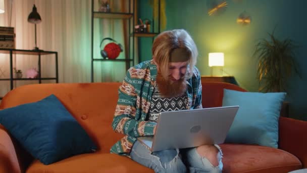 Боже Мой Здивований Молодий Чоловік Користується Ноутбуком Отримує Хороші Новини — стокове відео