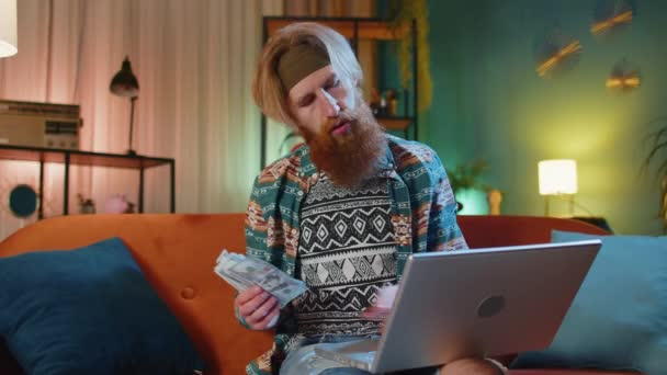 Planlama Bütçesi Zengin Mutlu Hippi Adam Para Sayıyor Laptop Hesap — Stok video