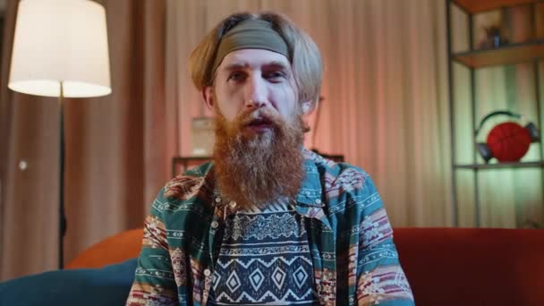 Pov Vousatý Hippie Zrzka Muž Doma Gauč Dívá Kamery Dělat — Stock video