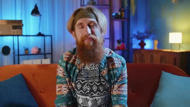 Närbild Porträtt Glad Leende Skäggig Hippie Rödhårig Man Sitter Hemma — Stockvideo