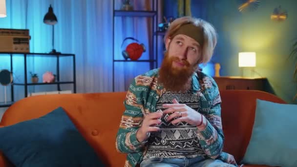 Mutlu Sakallı Hippi Adam Kanepesinde Gülümsüyor Dostça Gülümsüyor Mutlu Yüz — Stok video