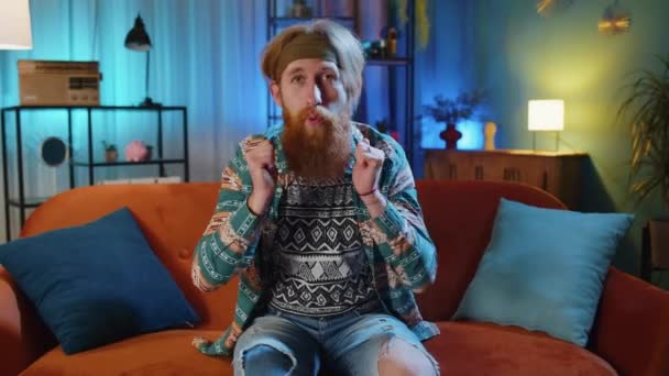 Gibi Mutlu Hippi Sakallı Genç Adam Onaylayıcı Bir Şekilde Kameraya — Stok video
