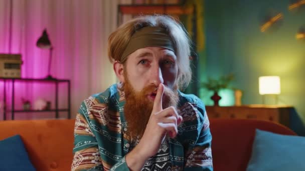 Var Tyst Snäll Skäggig Hippie Rödhårig Man Trycker Pekfinger Mot — Stockvideo