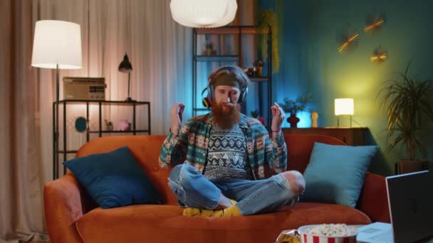 Stai Calmo Rilassati Barba Hippie Uomo Casa Divano Respira Profondamente — Video Stock
