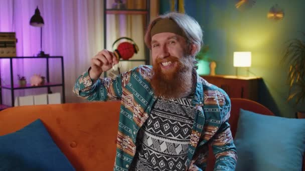 Sakallı Hippi Kızıl Saçlı Emlakçı Kaldırıyor Yeni Dairesinin Anahtarlarını Gösteriyor — Stok video
