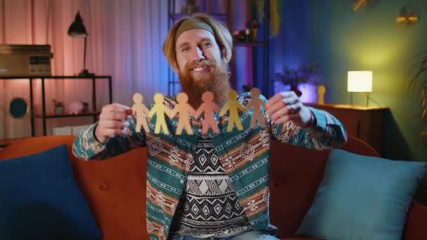 Hippie Uomo Casa Divano Mostrando Multirazziale Diverso Colore Della Pelle — Video Stock