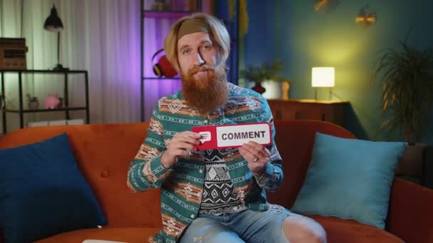 Hippie Homme Maison Canapé Montrant Bannière Signe Comme Commentaire Partager — Video