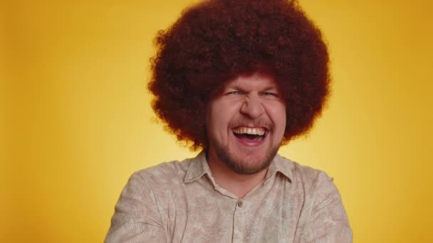 Fröhlicher Mann Mit Üppiger Afro Frisur Der Laut Lacht Nachdem — Stockvideo