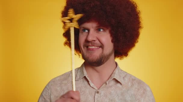 Zauberer Zauberer Mann Mit Üppiger Afro Frisur Gestikuliert Mit Zauberstab — Stockvideo