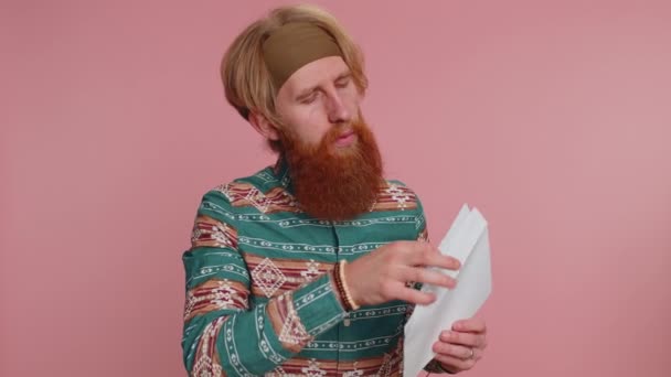 Hippie Rousse Homme Enveloppe Ouverte Sortir Lettre Lit Sentent Heureux — Video