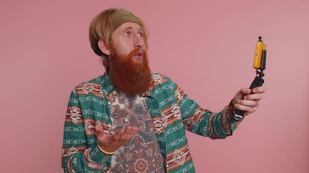 Redhead Γενειοφόρος Hippie Man Blogger Influencer Λαμβάνοντας Selfie Στο Smartphone — Αρχείο Βίντεο