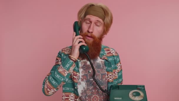 给我回电话 嬉皮红胡子男人穿着花纹衬衫用80年代的有线老式电话说 你给我回电话 粉红工作室背景的嬉皮士姜人男孩 — 图库视频影像