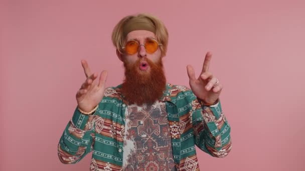 Hippi Kızıl Sakallı Şablon Tişörtlü Müzik Dinleyen Dans Eden Eğlenen — Stok video