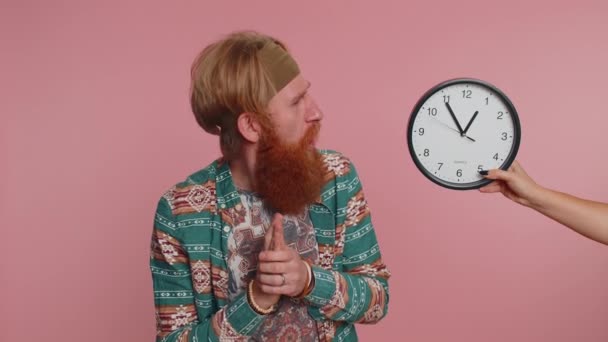 Confundido Joven Hippie Hombre Con Ansiedad Comprobar Tiempo Reloj Llegar — Vídeo de stock