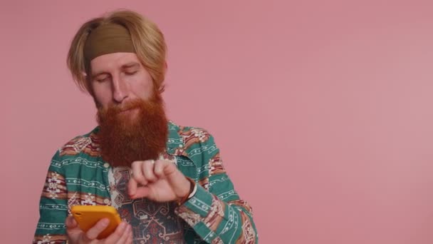 Turistický Hippie Muž Používat Smartphone Psaní Nový Příspěvek Webu Prohlížení — Stock video