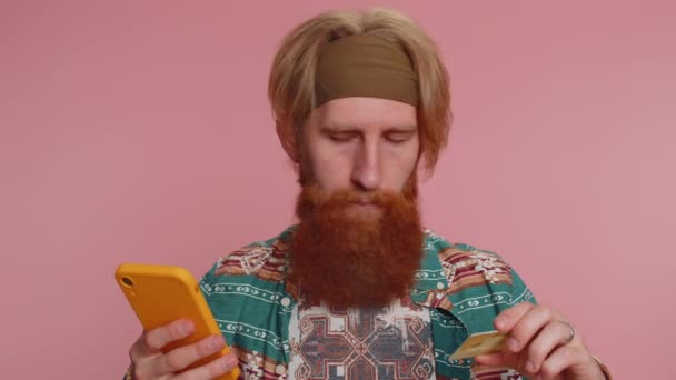 Pelanggan Hippie Berambut Merah Menggunakan Kartu Kredit Dan Smartphone Sambil — Stok Video
