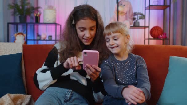 Tonårssystrar Barn Fira Framgång Vinna Skrika Jubel Medan Gör Online — Stockvideo