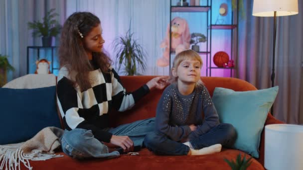 Teenager Und Kleine Schwestern Frisieren Kinder Mit Kammbürsten Weibliche Geschwisterkinder — Stockvideo