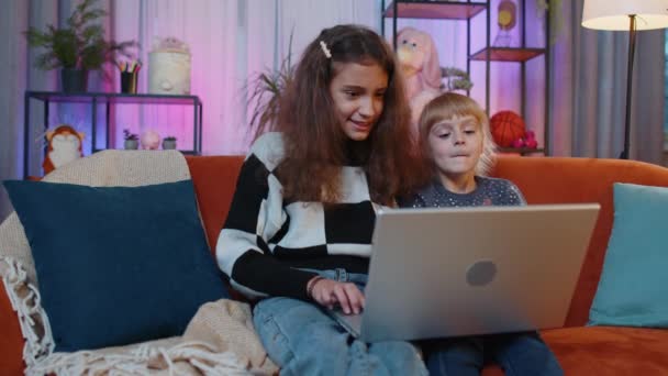 Nastoletnie Siostry Dzieci Dzieci Grające Gry Laptopie Wpisując Pracy Przeglądania — Wideo stockowe
