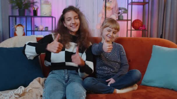 Przykład Szczęśliwe Nastoletnie Dziecko Mała Siostrzyczka Patrzące Aprobatą Aparat Pokazujący — Wideo stockowe