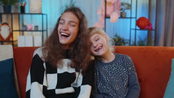 Gelukkige Tiener Kind Zusje Kind Lachen Hardop Het Horen Van — Stockvideo