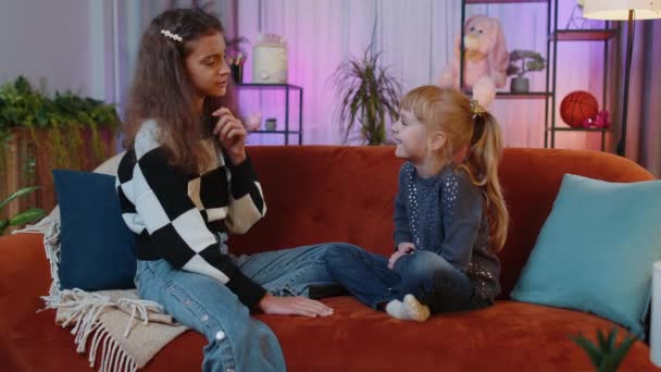 Teenage Dítě Malá Sestra Dítě Mluví Přátelské Konverzace Drby Vyprávění — Stock video
