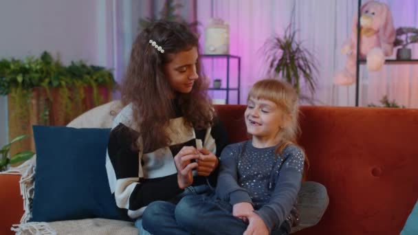 Nastoletnie Dziecko Młodsza Siostra Rozmawiają Sobą Współpracują Sobą Rodzeństwo Dzieci — Wideo stockowe